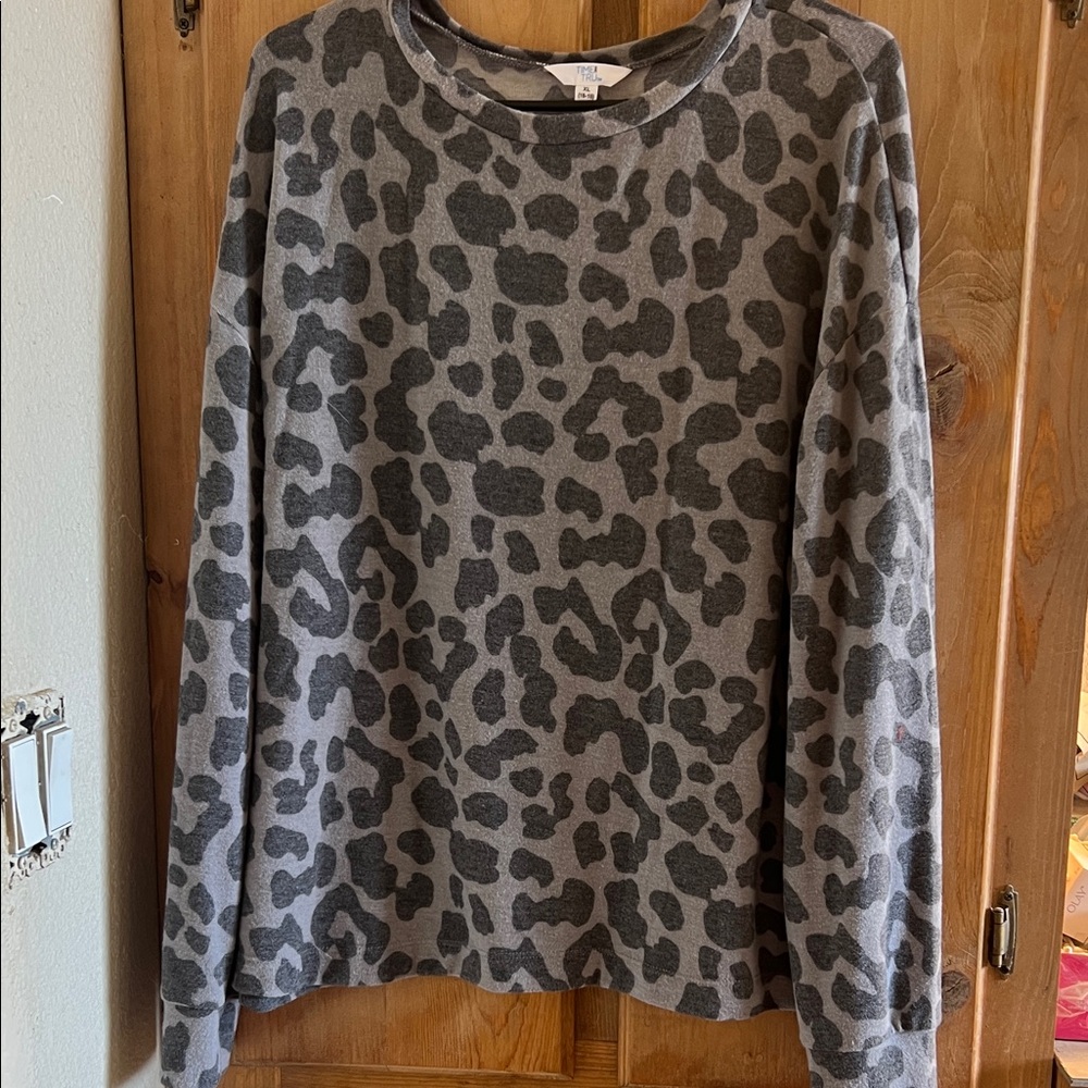 Time and Tru Gray Animal Print Women's Sweater